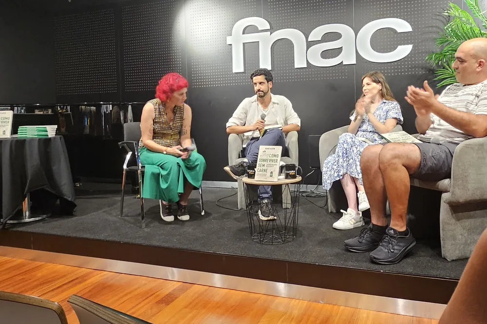 Painel de convidados em palco na apresentação do livro na Fnac NorteShopping, no Porto.